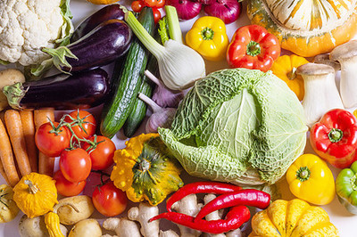 收獲了許多五顏六色的蔬菜背景收獲蔬菜的背景